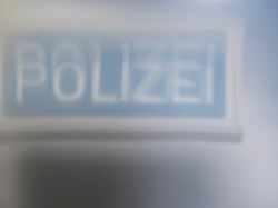 06 08 2026 baden wuerttemberg stuttgart ein schild mit der aufschrift polizei ist durch die windschutzscheibe eines motorrads an der fassade des polizeipraesidiums stuttgart zu sehen