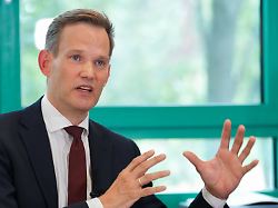 07 07 2026 berlin hendrik streeck beauftragter der bundesregierung fuer sucht und drogenfragen spricht waehrend einer pressekonferenz zur zahl der drogentoten 2025