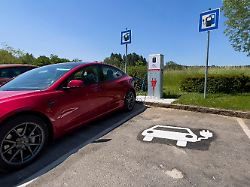 08 06 2023 bad woerishofen im allgaeu ladesaeule fuer e autos im wohngebiet ein tesla model 3 laedt gerade seinen akku voll