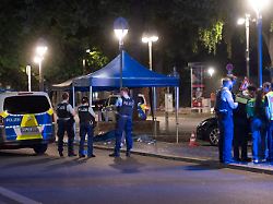 10 08 2026 berlin polizisten arbeiten an einem tatort auf dem parkplatz vor dem bahnhof zoologischer garten in berlin ist im stadtteil charlottenburg auf eine person geschossen worden