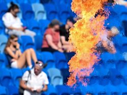 11 08 2026 grossbritannien birmingham leichtathletik europameisterschaft zuschauer verfolgen die wettkaempfe auf der tribuene im vordergrund sind flammen von einer pyro show im stadion zu sehen