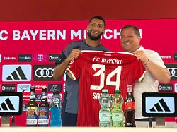 14 08 2026 bayern muenchen max eberl r sportvorstand des fc bayern muenchen zeigt mit neuzugang ismael saibari das trikot mit der nummer 34