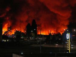 16 08 2026 ukraine kiew flammen und rauch sind nach einem russischen raketenangriff zu sehen