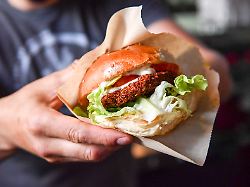 17 04 2018 berlin der vegane koch und kochbuchautor attila hildmann eroeffnet seine zweite snackbar mit veganem essen in der adalbertstrasse in kreuzberg