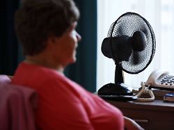 2026 06 26 10 54 26 ouddorp ein ventilator sorgt fuer kuehlung in einem pflegeheim das heim hat massnahmen ergriffen da die temperaturen an mehreren tagen ueber 30 grad celsius stiegen