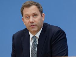 2026 07 06 deutschland berlin bundespressekonferenz lars klingbeil spd bundesfinanzminister und sein staatssekretaer stellen den regierungsentwurf des bundeshaushalts 2027 und den finanzplan bis 230 vor
