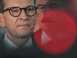 24 07 2026 polen warschau der polnische ex regierungschef mateusz morawiecki spricht waehrend einer pressekonferenz im polnischen parlamentsgebaeude in warschau