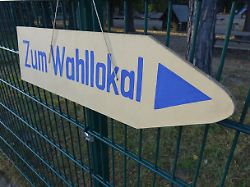 26 09 2021 borkwalde brandenburg ein wegweiser zeigt den weg zum wahllokal 1