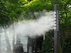 27 07 2026 suedkorea seoul ein mann steht vor einem getraenkeautomat in der naehe der nebelkuehlungsanlagen