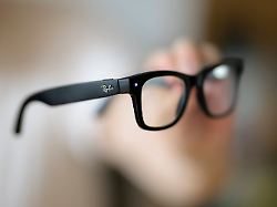 ai brille von ray ban wayfarer 072c in der hand eines mannes am 05 07 2026 in muelheim deutschland