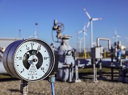 archiv 08 03 2022 sachsen anhalt bad lauchstaedt ein manometer zeigt den druck im erdgasnetz auf dem gelaende des untergrund gasspeichers der vng ag an