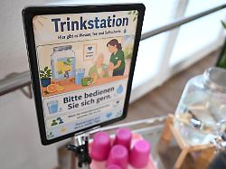 archiv 08 06 2026 berlin eine frau schiebt in einem pflegeheim einen wagen mit trinkbechern und wasser hitze stellt insbesondere fuer aeltere und pflegebeduerftige menschen ein risiko dar