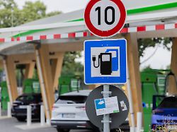 archiv 08 07 2026 nordrhein westfalen duesseldorf elektroautos werden in einem schnellladepark der stadtwerke duesseldorf geladen