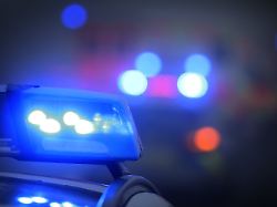 archiv 10 11 2019 bayern marktbreit ein polizeiauto mit eingeschaltetem blaulicht steht an einer unfallstelle