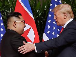 archiv 12 06 2018 singapur us praesident donald trump r schuettelt dem nordkoreanischen machthaber kim jong un im capella resort auf der insel sentosa in singapur die hand