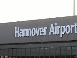 archiv 14 01 2019 niedersachsen hannover der schriftzug hannover airport an der fassade zwischen den fluggastgebaeuden b und c des flughafens