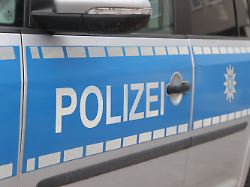 archiv 16 01 2024 thueringen jena schriftzug polizei an einem dienstauto der thueringer polizei 1
