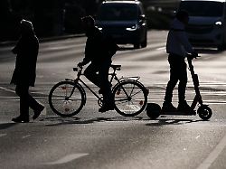 archiv 18 12 2025 sachsen leipzig ein fussgaenger ein radfahrer und ein rollerfahrer ueberqueren den georgiring am rande der leipziger innenstadt sie sind im strassenverkehr besonders ungeschuetzt