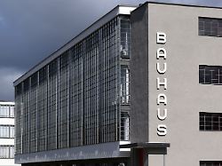 archiv 26 03 2026 sachsen anhalt dessau rosslau blick auf das bauhausgebaeude in dessau rosslau