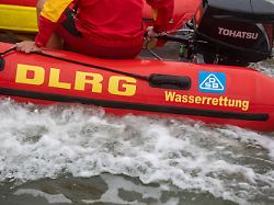 archiv 26 08 2022 mecklenburg vorpommern goehren rettungsschwimmer des dlrg holen zur demonstration eine in not geratene schwimmerin aus dem wasser 1