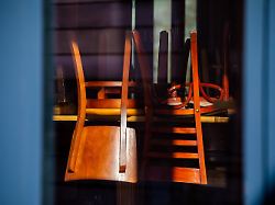 archiv 30 03 2021 niedersachsen hannover hochgestellte stuehle sind im einfallenden sonnenlicht in einem restaurant zu sehen