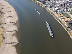 archiv 30 07 2026 nordrhein westfalen duisburg am rhein in duisburg fahren schiffe in der fahrrinne am ufer sind breite sandbaenke sichtbar die bei normalem wasserstand unter wasser sind