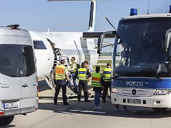 abschiebeflug nach sofia vom flughafen stuttgart werden fuenf vollziehbar ausreisepflichtige personen nach bulgarien abgeschoben polizisten sichern das boarding des flugzeuges ab