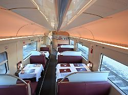 ah hier ist noch platz ist in den wagen kein sitz mehr frei koennte man ja im bordrestaurant des ice sein glueck versuchen