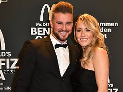 alexander hindersmann und laura papendick mcdonalds benefiiz gala zugunsten der mcdonalds kinderhilfe stiftung eisbach studio muenchen 15