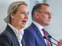 alice weidel und tino chrupalla afd bei einem statement der afd am 09 06 26 in berlin