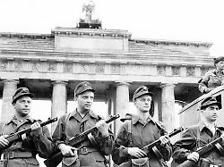 am 13 august 1961 begann in berlin der mauerbau bewaffnete einheiten der ddr riegelten auch das brandenburger tor ab