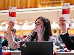 anke wirsing bsw hebt ihre stimmkarte zur abstimmung ueber die tagesordnung