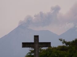 aschewolken steigen aus dem krater des feuervulkans volcan de fuego auf