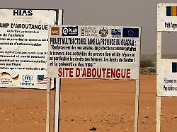 auf dem gelaende eines lagers fuer fluechtlinge aus dem sudan im osten des tschads stehen die logos von hilfsorganisationen die dort im einsatz sind