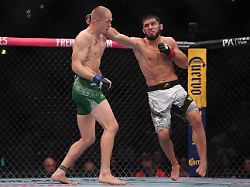 aug 15 2026 philadelphia pennsylvania usa islam makhachev red gloves fights against iah machado garry blue gloves in the welterweight title bout during ufc 330 at xfinity mobile arena