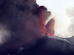 august 11 2026 catania un frame tratto da un video della forestale siciliana mostra l eruzione dell etna in corso 11 agosto 2026