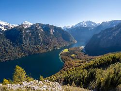 ausblick auf den koenigssee vom bergwanderweg rinnkendlsteig herbstlicher wald und schneebedeckte berge nationalpark berchtesgaden berchtesgadener land oberbayern bayern deutschland europa
