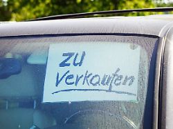 auto zu verkaufen zettel hinter der windschutzscheibe eines alten schmutzigen pkw