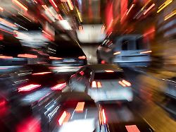 autos fahren im feierabendverkehr ueber eine strasse