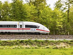 bahngleise bei moerfelden walldorf ein ice faehrt auf freier strecke durch einen wald mitzieher bewegungsunschaerfe