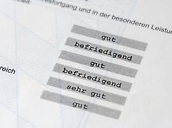 baieri saksamaa 29 juuli 2023 dokument erinevate kooliainete hindedega tunnistusel suemboolne pildiaruanne koolis dokument mit den noten verschiedener schulfaecher auf einem zeugnis