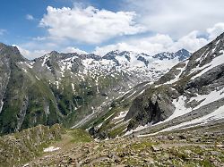 berglandschaft ausblick ins tal floitengrund mit berggipfel greizer spitze mit schnee abstieg aus der noerdlichen moerchnerscharte berliner hoehenweg zillertaler alpen tirol oesterreich europa