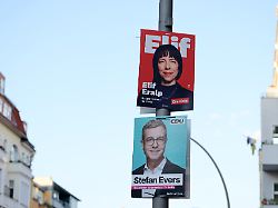 berlin 2 08 2026 ab heute duerfen die wahlplakate zur berlin wahl gehaengt werden wahlplakate der spitzenkandidaten elif eralp linke und stefan evers cdu