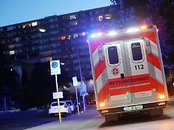 berlin 27 06 2026 ein rettungswagen ist in der nacht in berlin schoeneberg im einsatz die extreme hitze belastet die menschen in deutschland und gefaehrdet ihre gesundheit