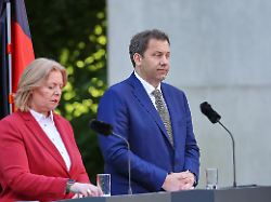 berlin deutschland bundeskanzleramt pressekonferenz nach koalitionsausschuss bundesministerin fuer arbeit und soziales baerbel bas spd und bundesminister der finanzen lars klingbeil spd 1