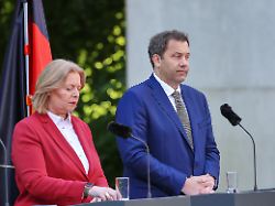 berlin deutschland bundeskanzleramt pressekonferenz nach koalitionsausschuss bundesministerin fuer arbeit und soziales baerbel bas spd und bundesminister der finanzen lars klingbeil spd
