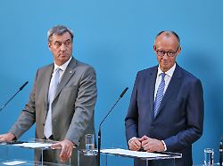 berlin deutschland deutscher bundestag pressekonferenz nach sondersitzung der unionsfraktion markus soeder csu und bundeskanzler friedrich merz cdu
