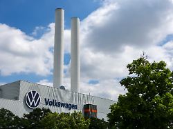 blick auf vw werk in zwickau am tag der aufsichtsratssitzung der volkswagen ag in wolfsburg organisiert die ig metall bundesweit informations und protestaktionen an zahlreichen standorten des konzerns