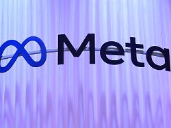blick auf das logo des echnologiekonzerns meta waehrend der digitalmesse omr in den messehallen der hamburg messe