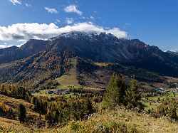blick auf den latemar vom rosengartenmassiv dazwischen karerpass carezza dolomiten suedtirol italien europa
